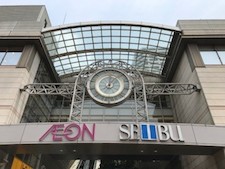 西武オーロラモール店内へ