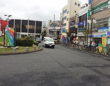改札を出てロータリーを右へ