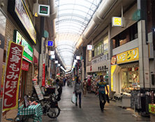 商店街を徒歩2分